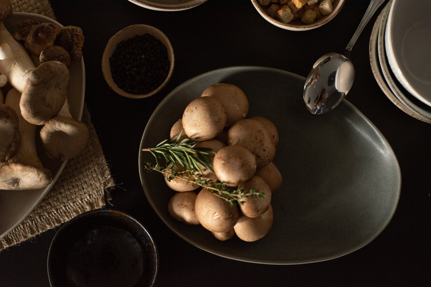 Dinner plate grey satin